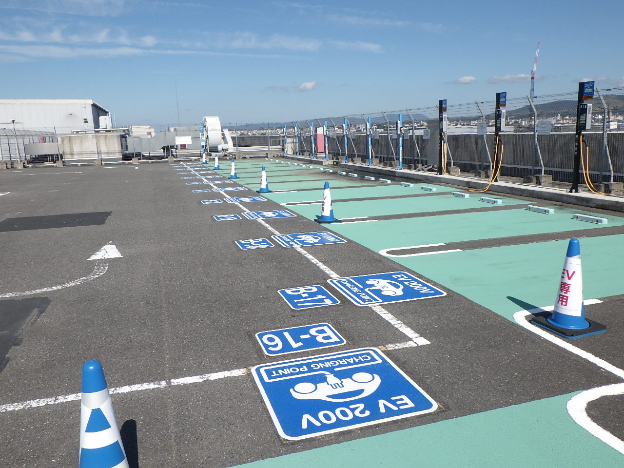 奈良県：大型ショッピングモール駐車場