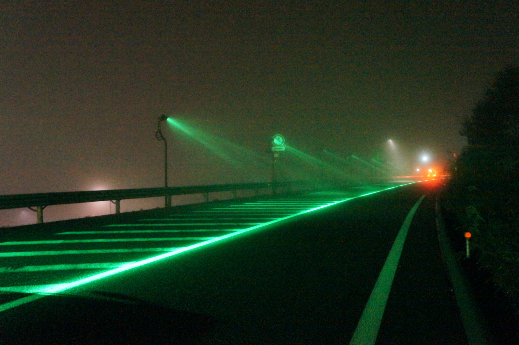 帯状ガイドライト：東海北陸道